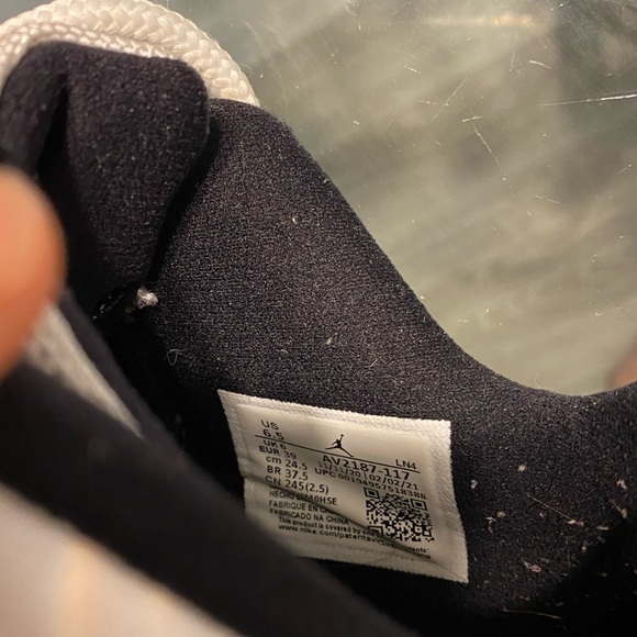 Jordan 11 Retro Low - Picture 4 of 4